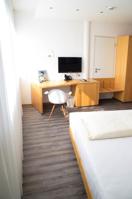 Waghäusel Cristall Hotel מראה חיצוני תמונה